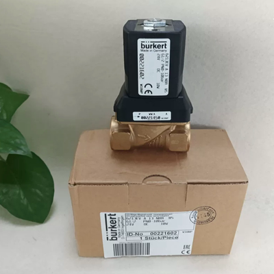 AC220V 8W 기존 Burkert 00221605 6213 NC 솔레노이드 밸브, G1/2 포트 13 오리피스 NBR 개스킷, -10℃ ~ 80℃ 0-10bar에서 작동하는 황동 하우징