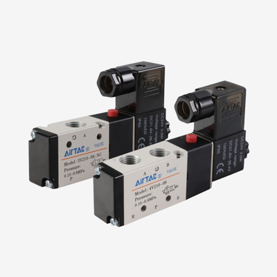 에어택 4V110-M5 5/2 Way 내부 파일럿 Pneumatic Solenoid 밸브 M5 스레드 포트 IP65 보호 0.15-0.8Mpa 작업 압력 1.2Mpa 증명 압력 윤활이 필요하지 않습니다